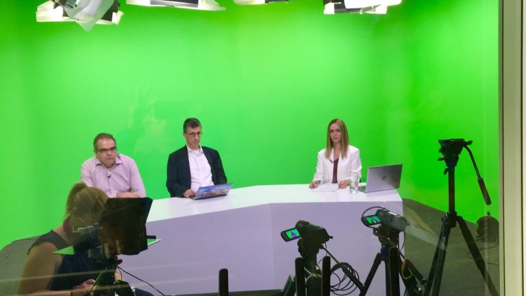 Live Streaming συζήτησης τηλεοπτικής εκπομπής