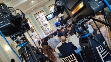 Live Streaming CNN Insights στην Αίθουσα Κωνσταντίνος Μίχαλος του ΕΒΕΑ