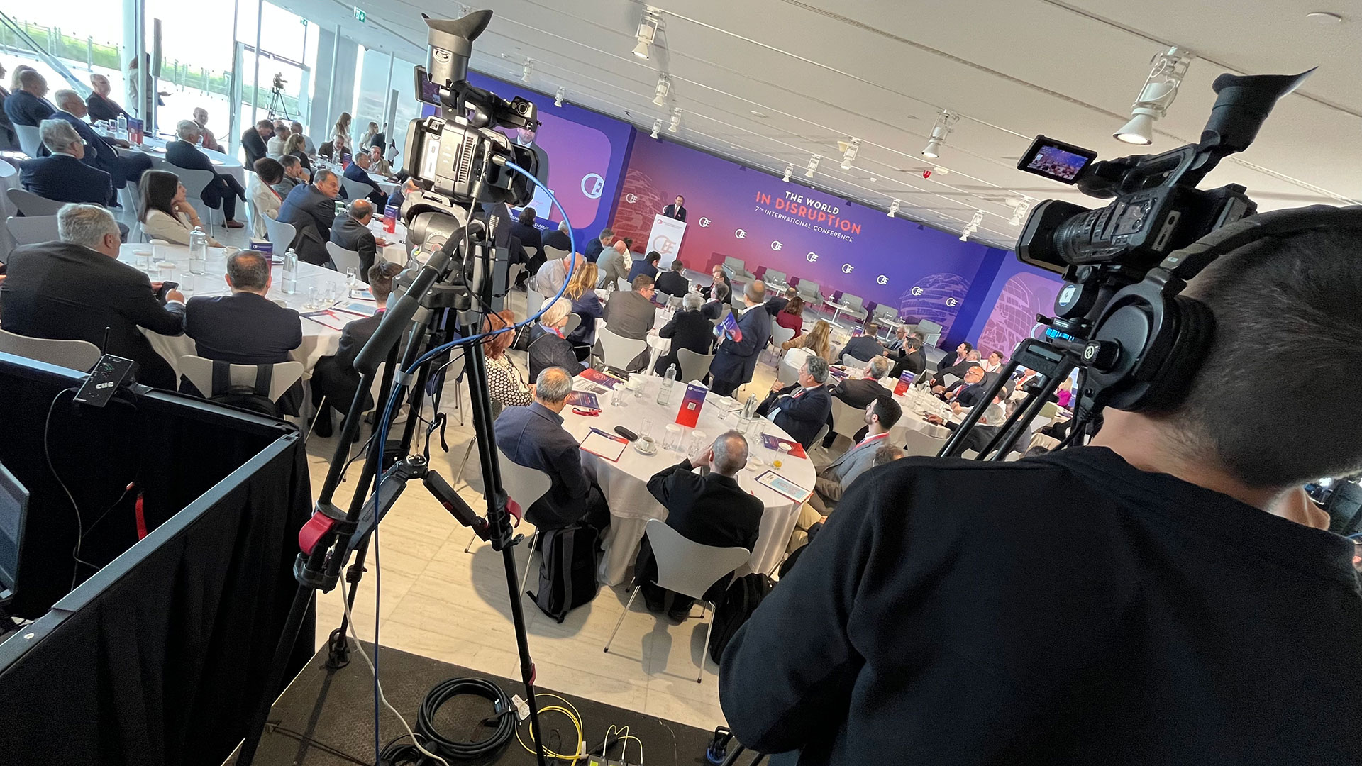 Live Streaming tou The World in Disruption apo ton OEE