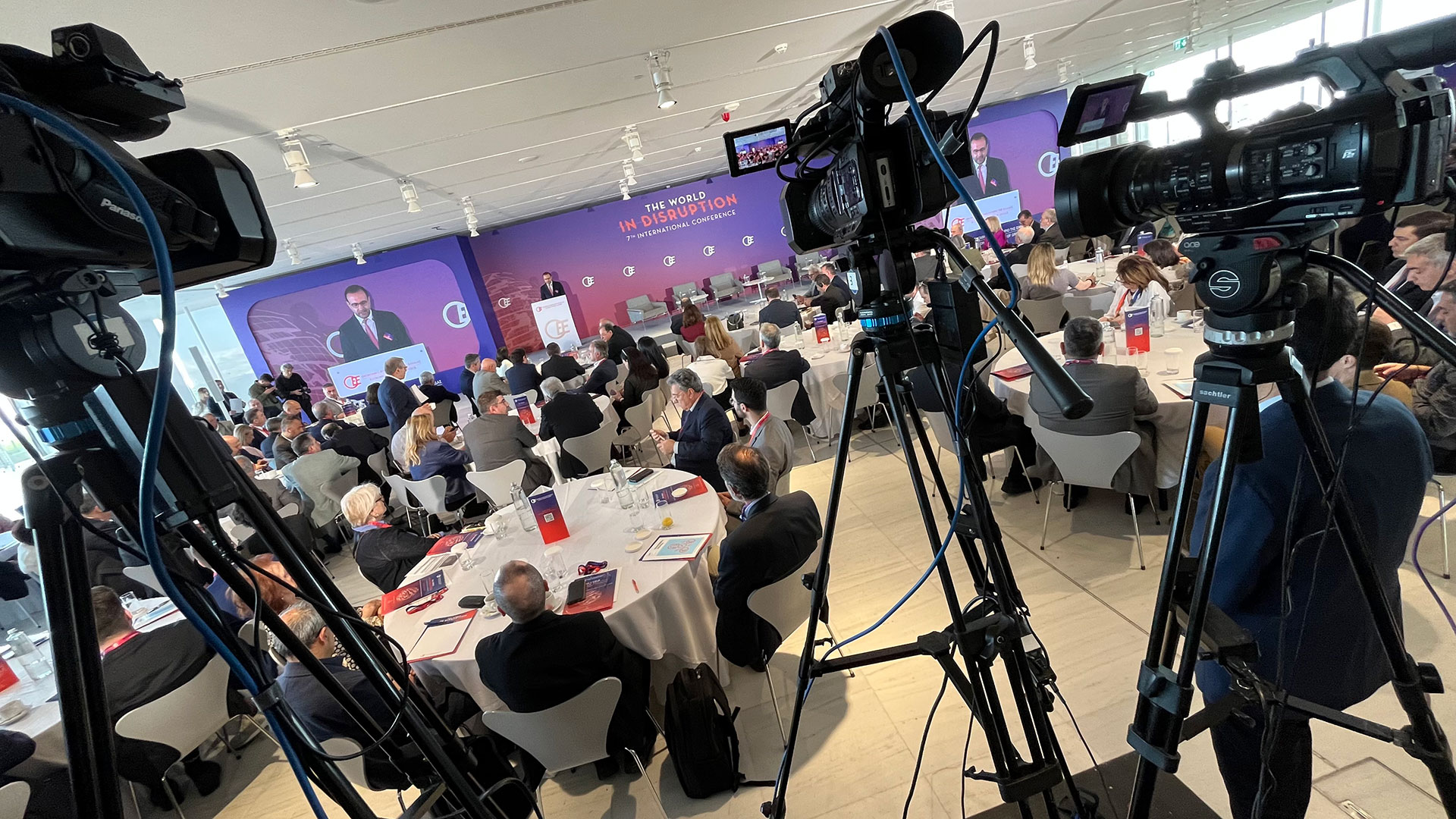 Live Streaming tou The World in Disruption apo ton OEE